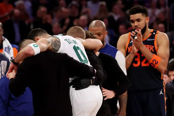 קארל אנתוני טאונס מעודד את ג'ייסון טייטום אחרי הפציעה שלו בניו יורק