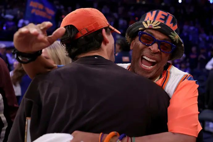 ספייק לי חוגג עם טימותי שאלאמה את הניצחון של ניו יורק ניקס