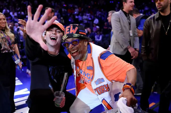 ספייק לי חוגג עם טימותי שאלאמה את הניצחון של ניו יורק ניקס