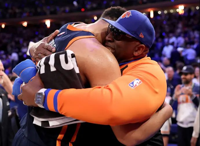 קרל אנתוני טאונס מתחבק עם אביו אחרי הניצחון של ניו יורק ניקס