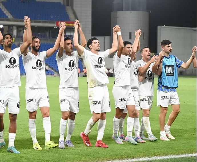 שחקני מכבי תל אביב חוגגים