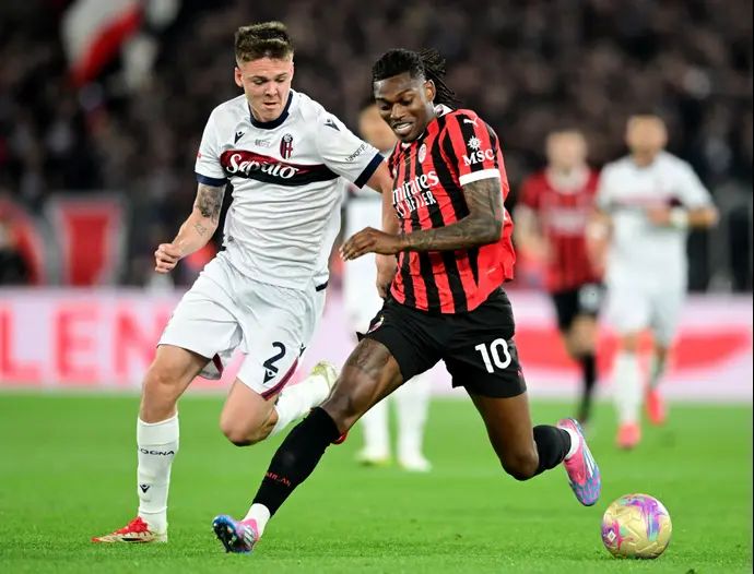 שחקן בולוניה, אמיל הולם, מול שחקן מילאן רפאל לאאו