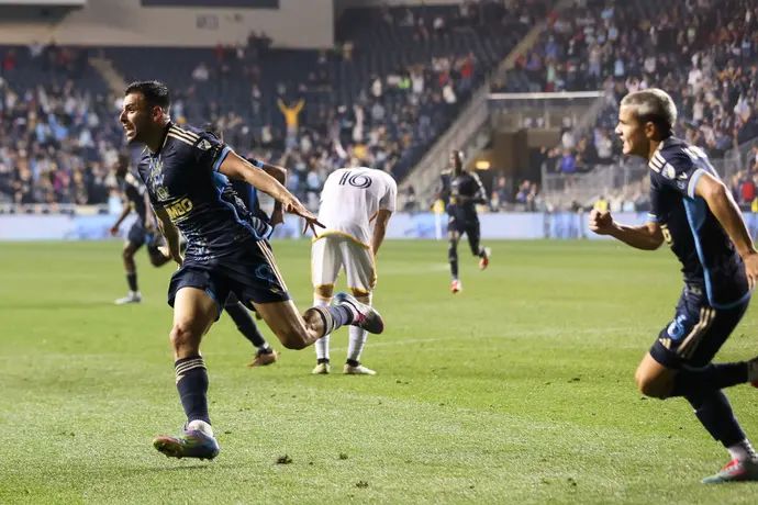 שחקן פילדלפיה יוניון תאי בריבו חוגג