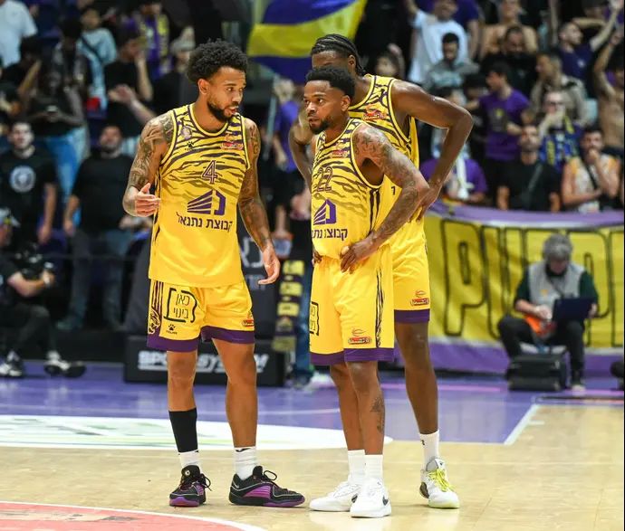 די ג'יי קופר, מייק דייויס שחקני הפועל חולון