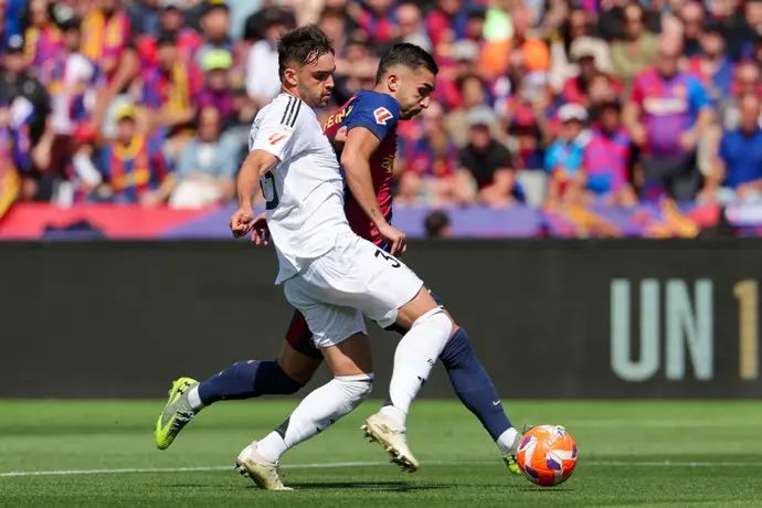 פראן טורס שחקן ברצלונה לפני ראול אסנסיו שחקן ריאל מדריד