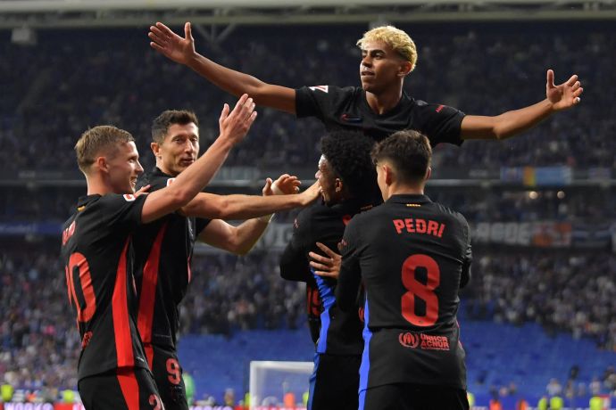 שחקני ברצלונה חוגגים עם לאמין ימאל