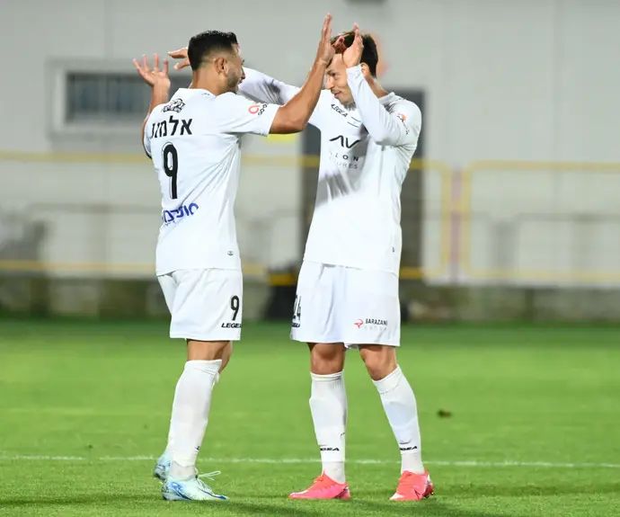 שחקן הפועל ירושלים אילון אלמוג עם גיא בדש