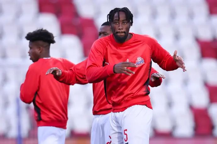 פרנן מאיימבו שחקן הפועל חיפה בחימום