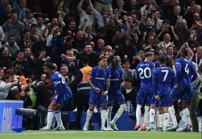 שחקני צ'לסי חוגגים עם מארק קוקורייה