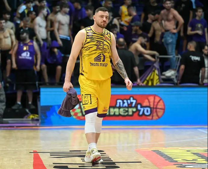 נתנאל ארצי שחקן הפועל חולון לאחר שנפצע