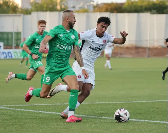 אור ישראלוב שחקן הפועל תל אביב מול ז'וליו סזאר שחקן הפועל כפר סבא