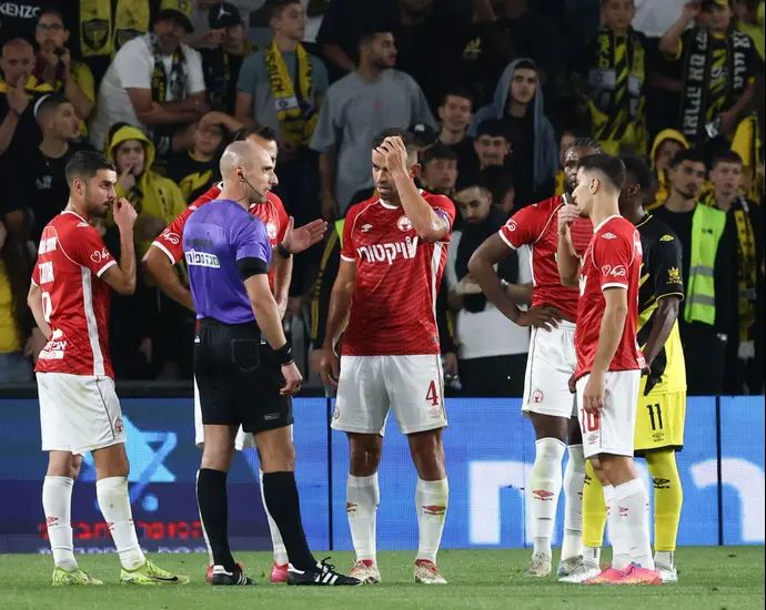 שחקני הפועל באר שבע סביב גל לייבוביץ', שופט כדורגל