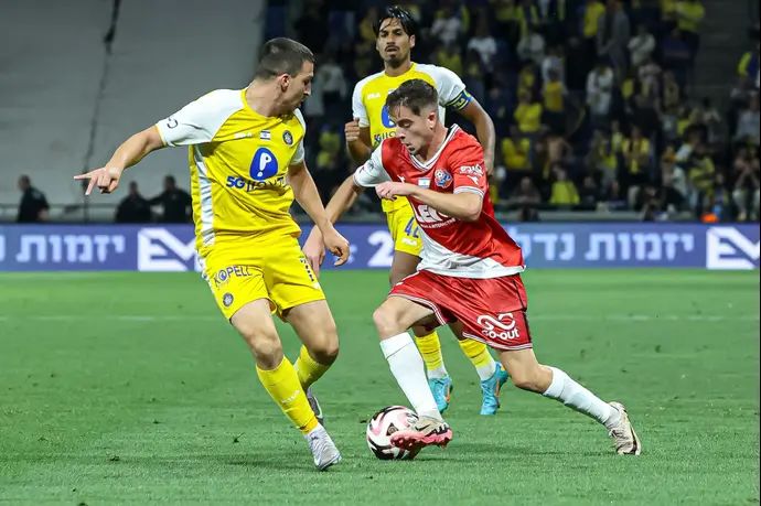 נועם בן הרוש שחקן הפועל חיפה מול אושר דוידה שחקן מכבי תל אביב