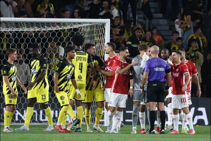 שחקני הפועל באר שבע לצד שחקני בית