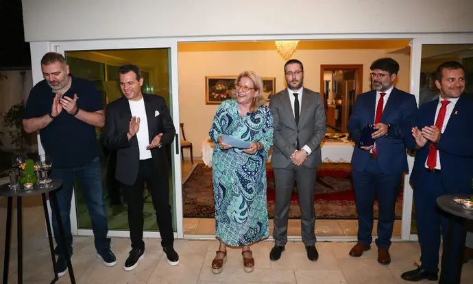 שגרירת יוון בישראל, מאיה סולומו, לצד דימיטריס איטודיס, מאמן הפועל תל אביב, סטפנוס דדאס