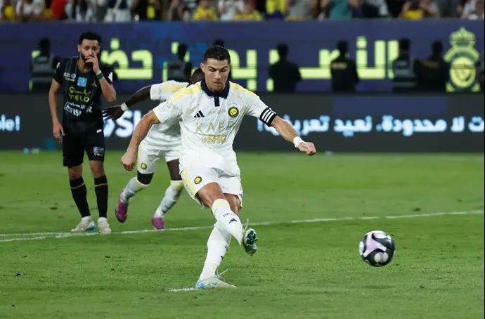 כריסטיאנו רונאלדו שחקן אל נאסר כובש פנדל