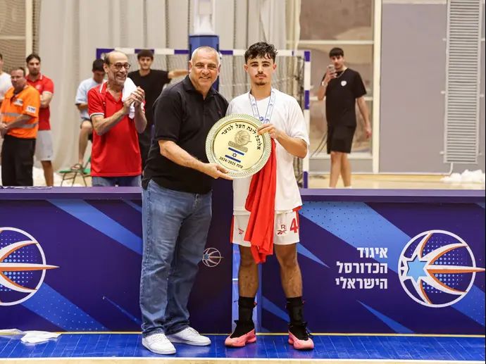 עמוס פרישמן עם אסף כהן, צלחת האליפות ההיסטורית של הפועל תל אביב בנוער