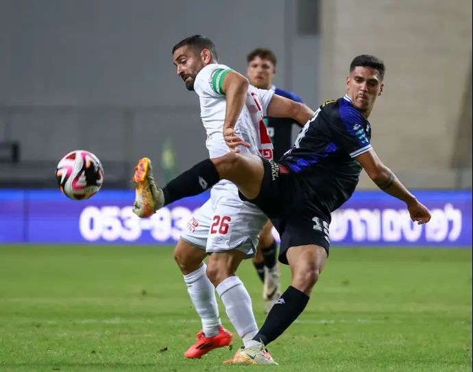 שחקן הפועל פתח תקוה נועם שחר מול גידי קאניוק קפטן הפועל רמת גן