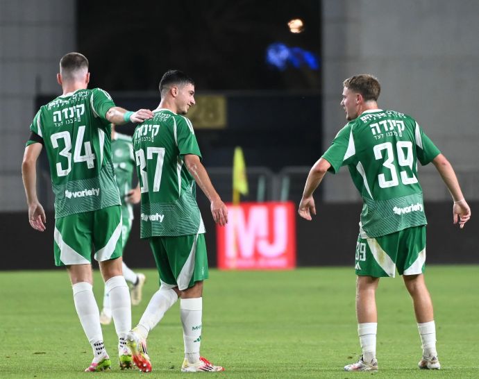 שחקני מכבי חיפה חוגגים עם אלעד אמיר