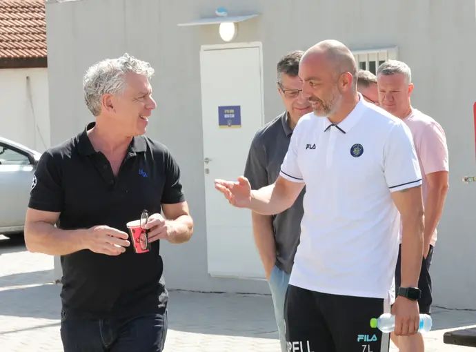 ז'ארקו לאזטיץ' עם מיטש גולדהאר, בעלי מכבי תל אביב