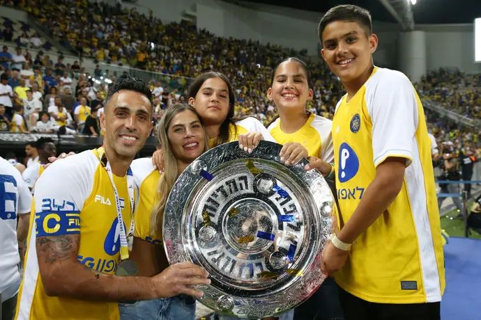 ערן זהבי עם צלחת האליפות עם משפחתו, מכבי תל אביב