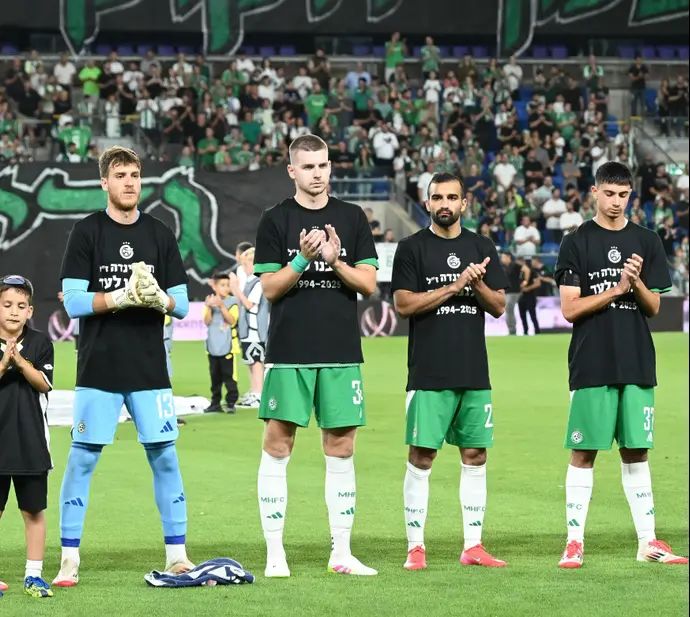 שחקני מכבי חיפה עם חולצות לזכר גדי קינדה