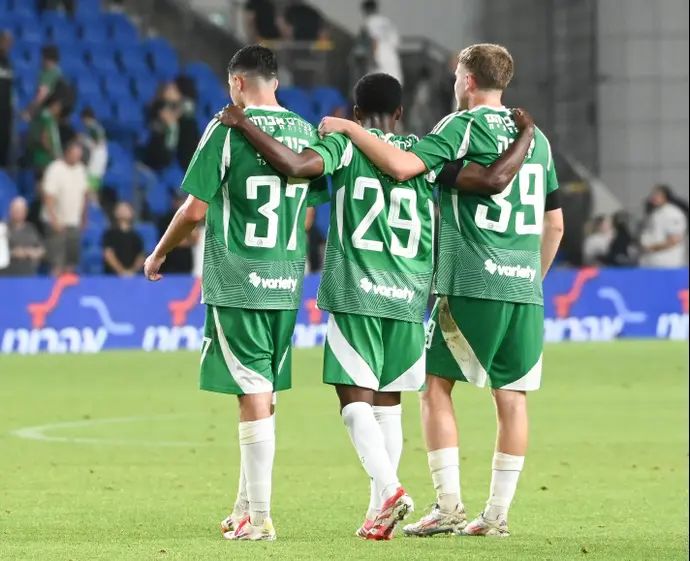 מורן והב (מימין), יבלו גטאצ'ו, אלעד אמיר שחקני מכבי חיפה חוגגים