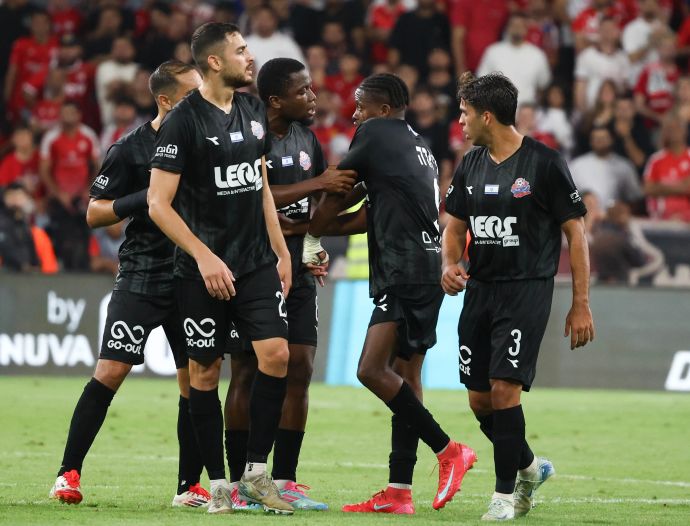 שחקני הפועל חיפה מנסים להרגיע את טיימוקו דיארה