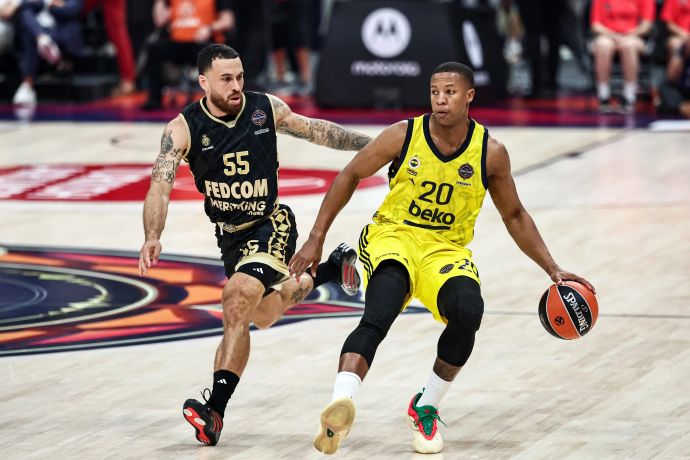 שחקן פנרבחצ'ה דבון הול מול שחקן מונאקו מייק ג'יימס