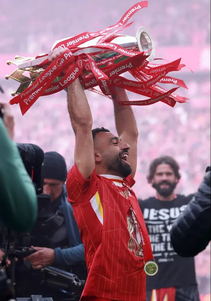 מוחמד סלאח מניף את גביע האליפות של ליברפול