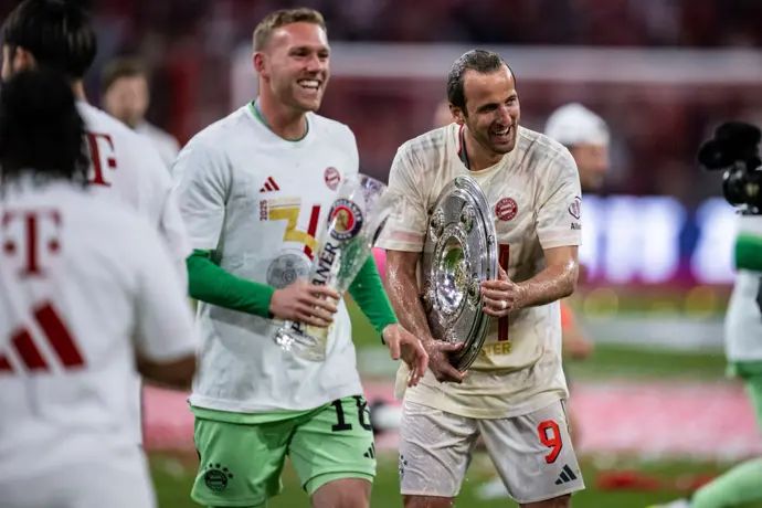 דניאל פרץ, שוער באיירן מינכן חוגג עם הארי קיין