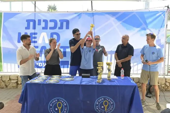 מנכ"ל מרכזי הטניס בישראל איל תעוז, אנדי רם, ליטל ארז סמנכלית ערכים בספורט בטקס הענקת גביעים