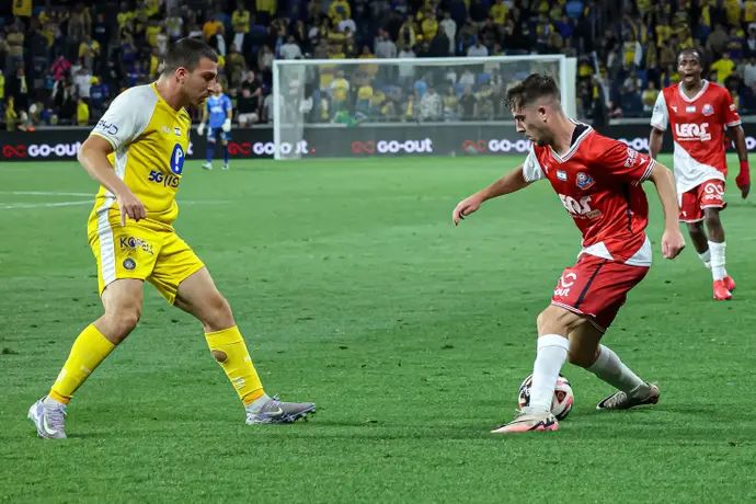 נועם בן הרוש שחקן הפועל חיפה מול אושר דוידה שחקן מכבי תל אביב