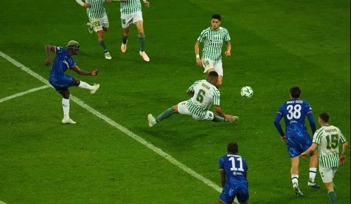 מויסס קאיסדו, שחקן צ'לסי כובש בגמר הקונפרנס ליג