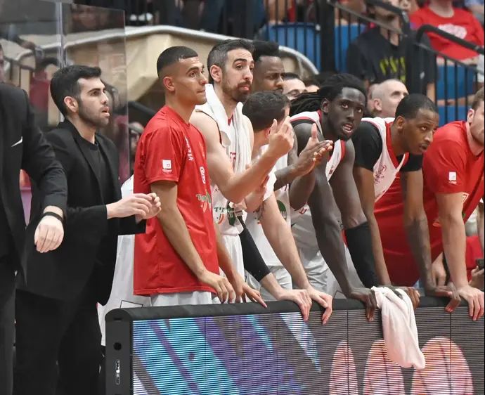 ים מדר לצד בר טימור על ספסל הפועל תל אביב