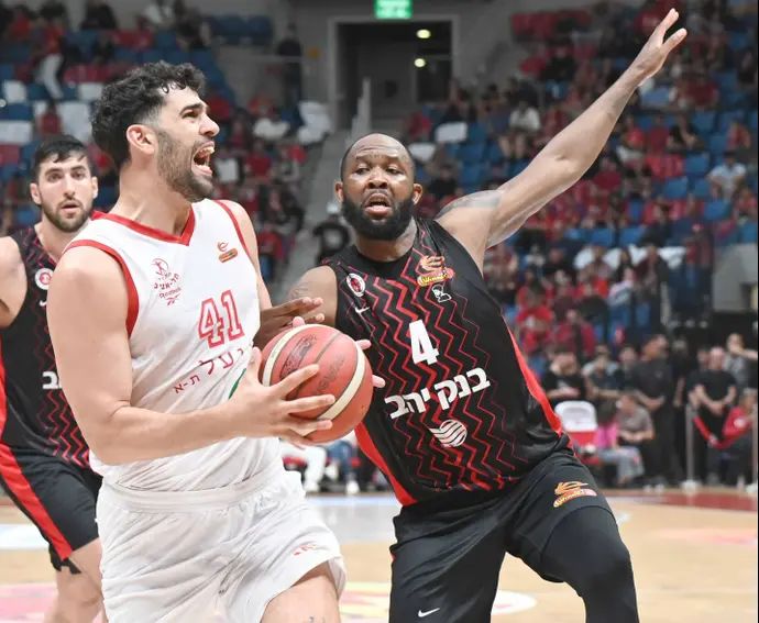 תומר גינת, הפועל תל אביב לצד כריס ג'ונסון, הפועל ירושלים