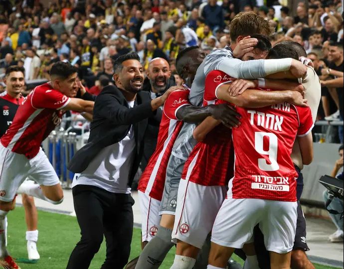 שחקני הפועל באר שבע חוגגים עם זאהי אחמד