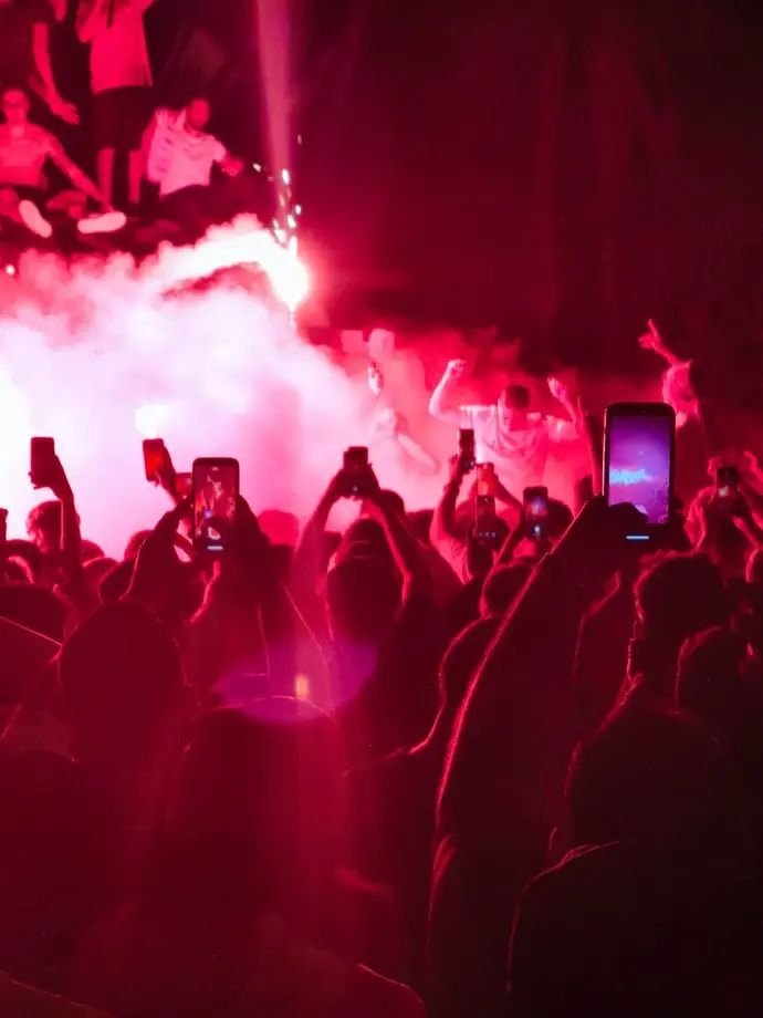 עם אבוקות ורימוני עשן