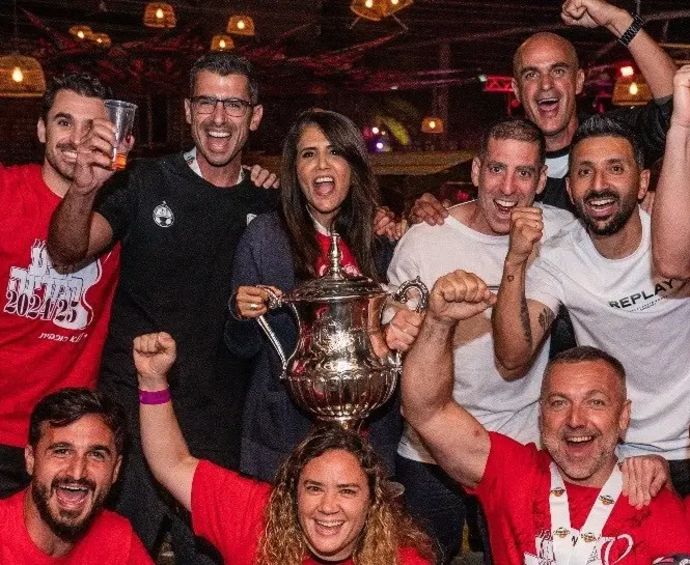 אלונה ברקת חוגגת לצד רן קוז'וך את הגביע של הפועל באר שבע