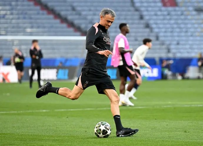 לואיס אנריקה, מאמן פריז סן ז'רמן באימון המסכם לפני גמר ליגת האלופות במינכן