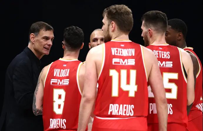 יורגוס ברצוקאס עם שחקני אולימפיאקוס