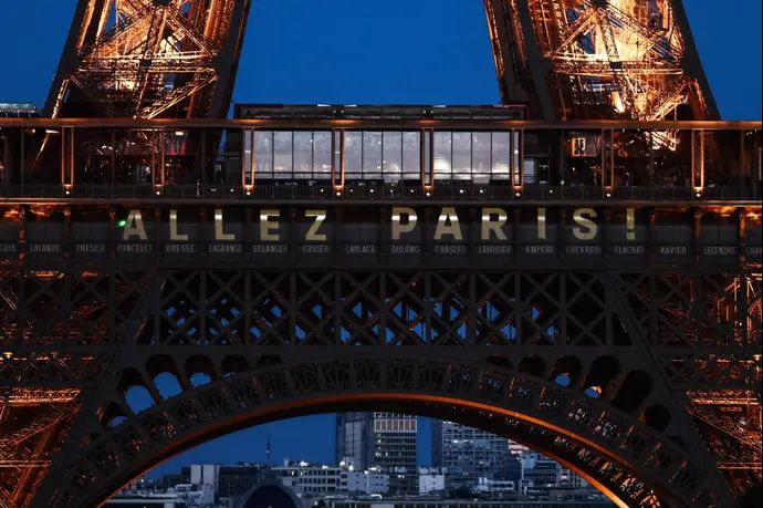 מגדל אייפל עם הכיתוב "קדימה פריז"