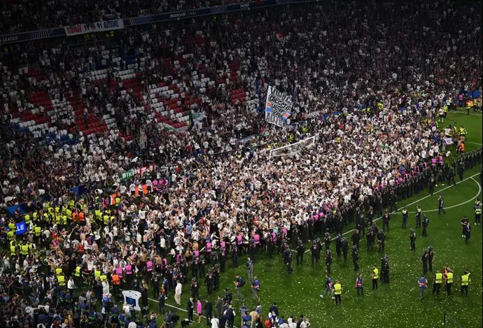 אוהדי פריז סן ז'רמן פורצים לדשא אחרי הזכייה בליגת האלופות 2025