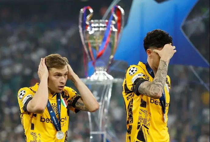 אלסנדרו באסטוני, ניקולו בארלה שחקני אינטר מאוכזבים בתום גמר ליגת האלופות 2025