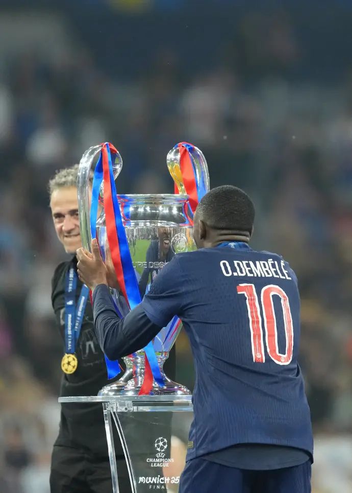 עוסמאן דמבלה עם מאמן פריז סן ז'רמן לואיס אנריקה