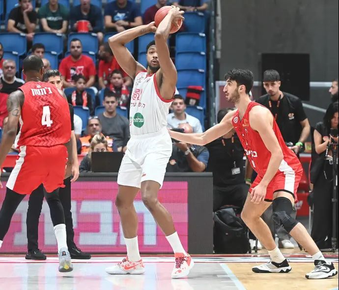 שחקן הפועל תל אביב ברונו קאבוקלו מול שחקן הפועל ירושלים גבי צ'אצ'אשווילי