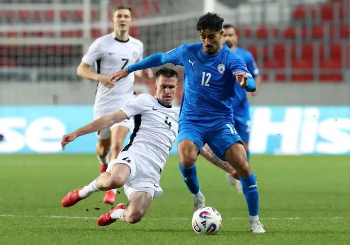 רוי רביבו שחקן נבחרת ישראל לפני מתיאס קייט שחקן נבחרת אסטוניה