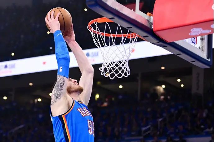 שחקן אוקלהומה סיטי ת'אנדר אייזאה הרטנשטיין