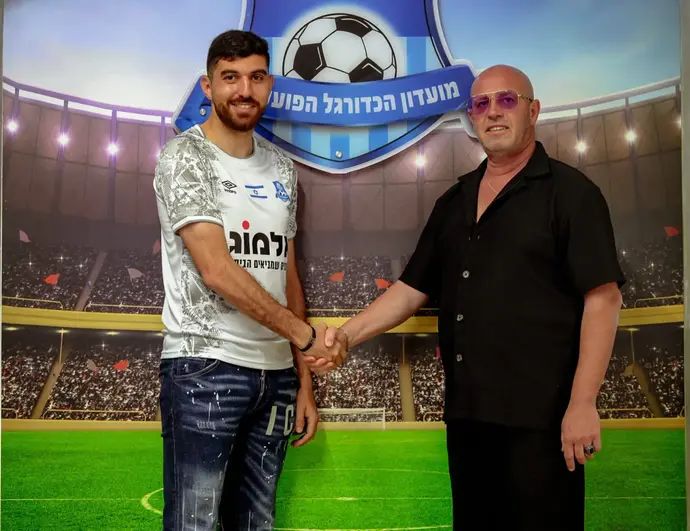 הפועל עכו מתחזקת: אוסמה חלאיילה חתם, לצד הבעלים צחי נקש