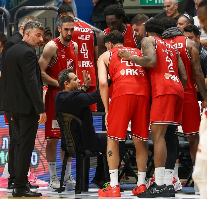 שחקני הפועל תל אביב עם דימיטריס איטודיס